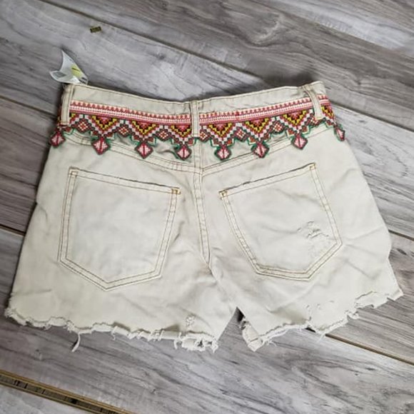 New we the free cream  embroider print distressed short 0 Junior 25" - Picture 2 of 6